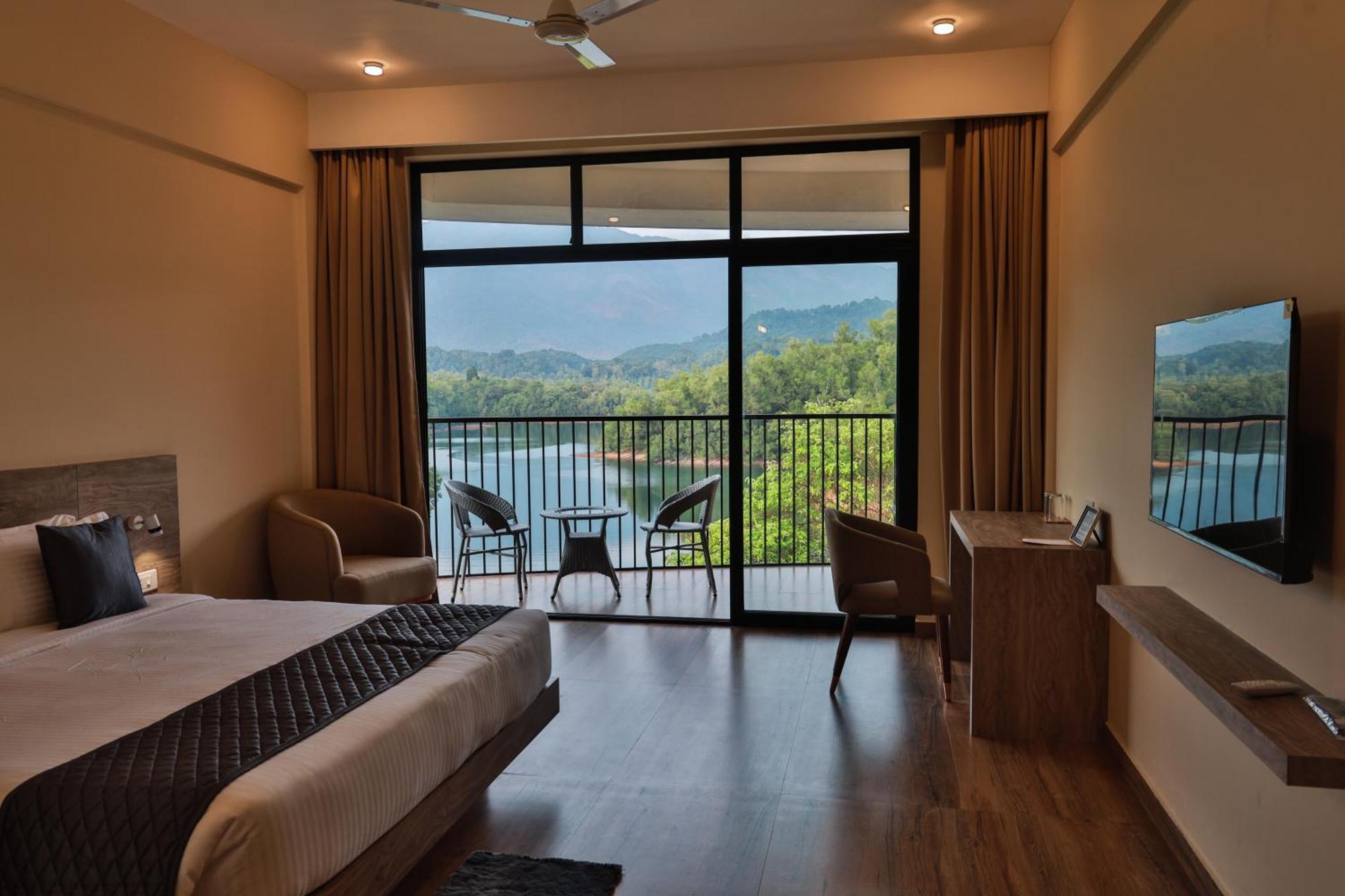 Serene Aqua Hills Kozhikode Hotel Mennanyam Exterior photo